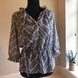 XS Banana Republic blouse grey zebra/ chevron